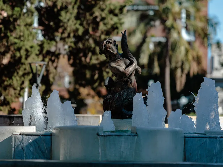 Fuente La Sirenita de la Plaza Constituyentes de Santa Fe Capital, con una escultura de una Nereida rodeada de chorros de agua
