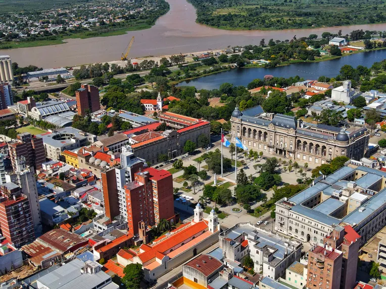 Vista aérea del casco histórico de Santa Fe, con sus edificios históricos, calles y espacios verdes, junto al río.