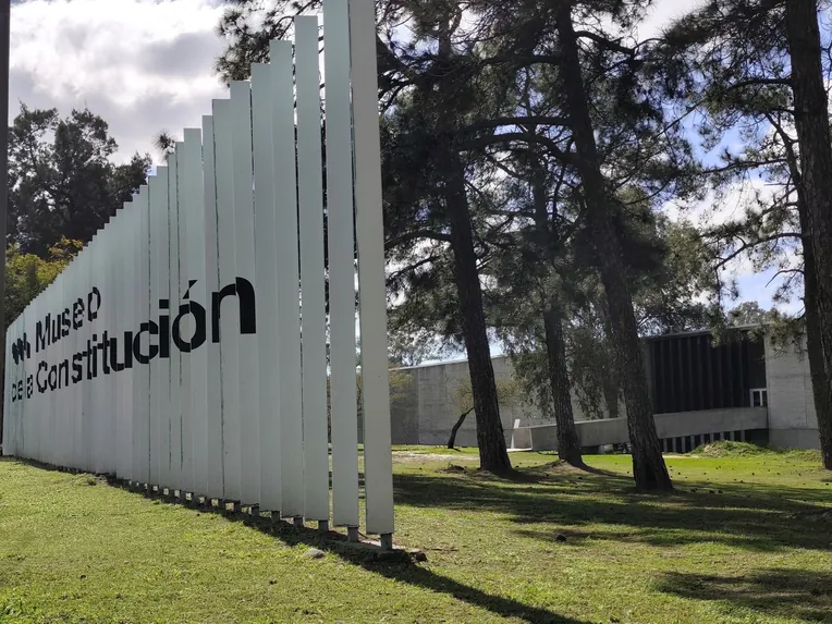 Vista exterior del Parque y Museo de la Constitución donde destaca el cartel con el nombre "Museo de la Constitución"