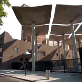 Vista exterior de El Molino, Fábrica Cultural, con su estructura arquitectónica y cubiertas elevadas.