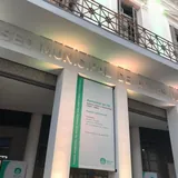 Fachada del Museo Municipal de Artes Visuales Sor Josefa Díaz y Clucellas en Santa Fe, con letras corpóreas iluminadas sobre la entrada y carteles informativos de las muestras.